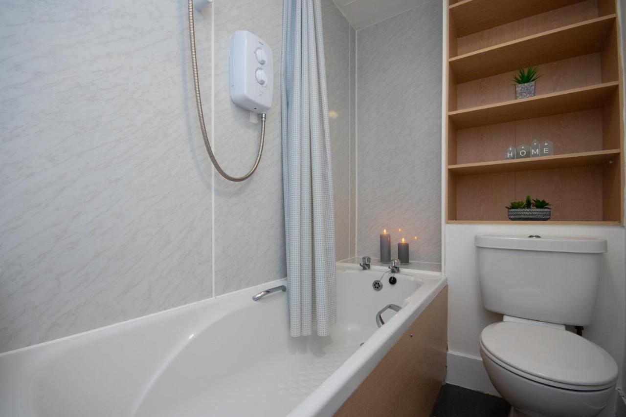 Dwellcome Home Ltd 1 Bed Apt, Half Mile To Union Street Yet Quiet, Free Parking, Fast Wifi, Ideal For Long Term Contractor, Etc Stays, Fully Equipped Kitchen, Regular Housekeeping Option - See Our Site For Assurance أبردين المظهر الخارجي الصورة