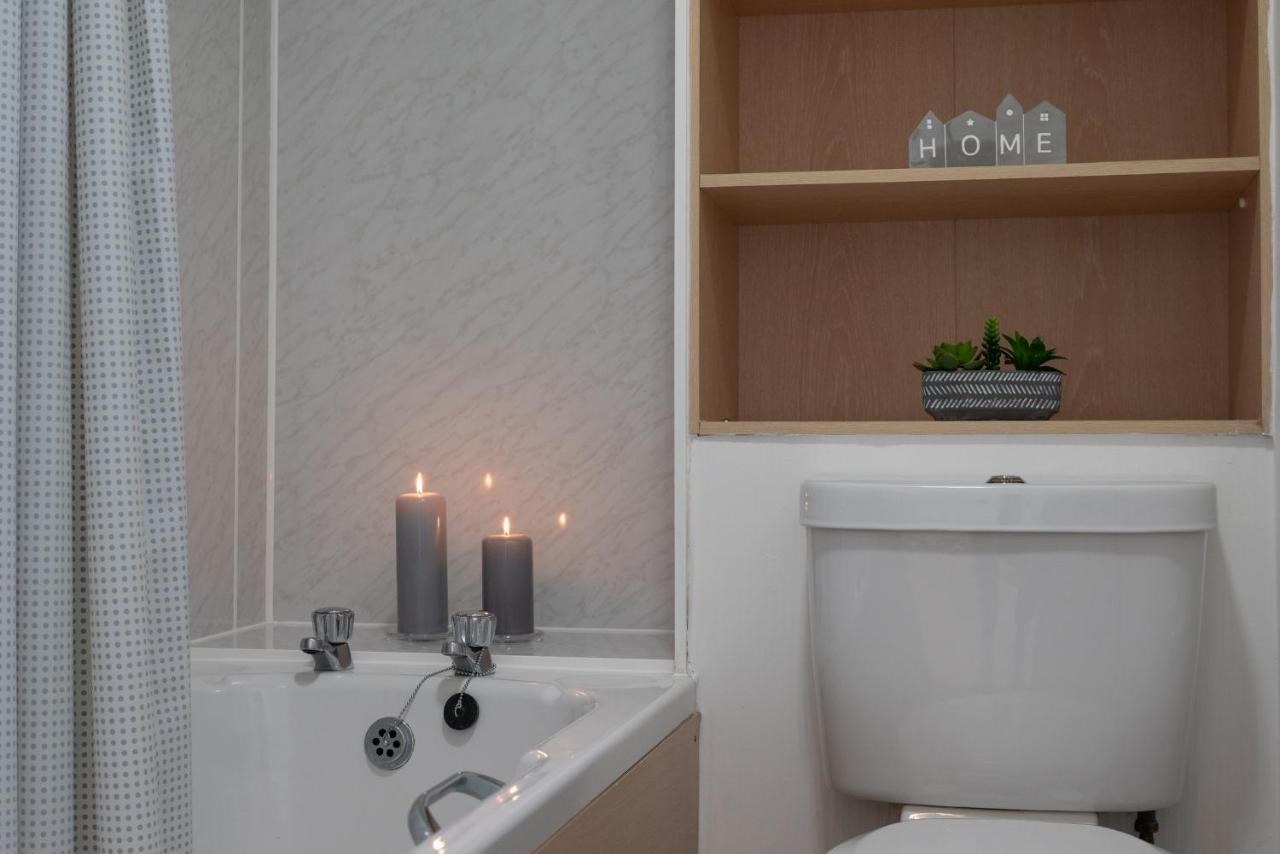 Dwellcome Home Ltd 1 Bed Apt, Half Mile To Union Street Yet Quiet, Free Parking, Fast Wifi, Ideal For Long Term Contractor, Etc Stays, Fully Equipped Kitchen, Regular Housekeeping Option - See Our Site For Assurance أبردين المظهر الخارجي الصورة