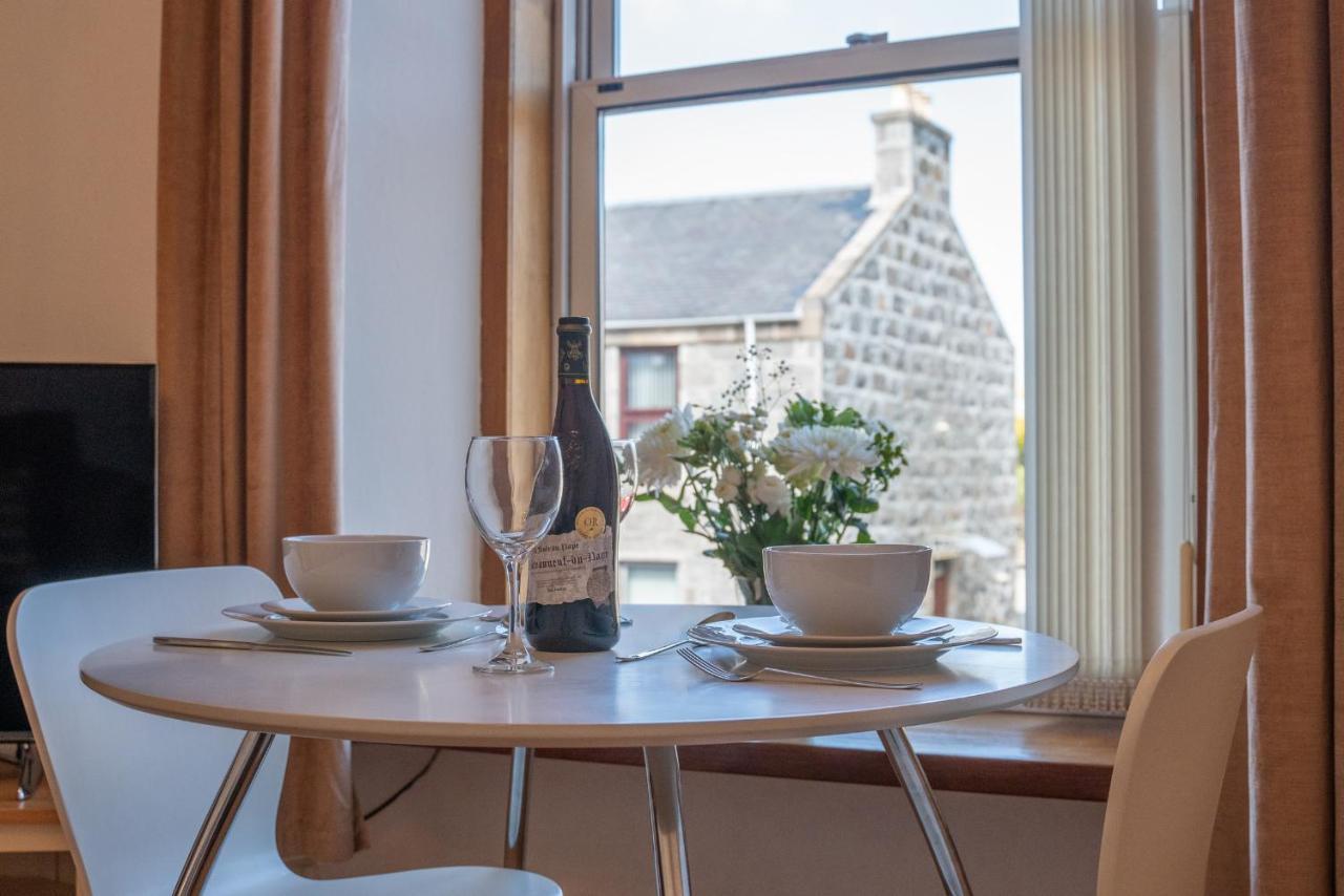 Dwellcome Home Ltd 1 Bed Apt, Half Mile To Union Street Yet Quiet, Free Parking, Fast Wifi, Ideal For Long Term Contractor, Etc Stays, Fully Equipped Kitchen, Regular Housekeeping Option - See Our Site For Assurance أبردين المظهر الخارجي الصورة